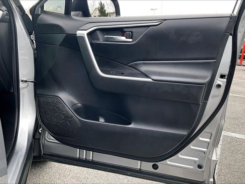 Used 2020 Toyota RAV4 XLE w/ Convenience Package image 23