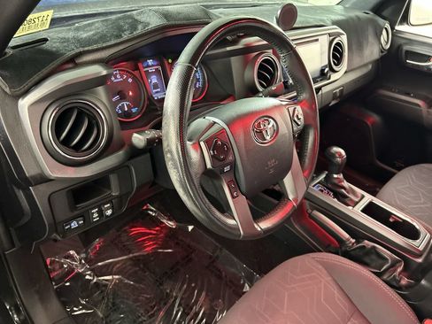 Used 2017 Toyota Tacoma TRD Sport AWD/4WD image 12