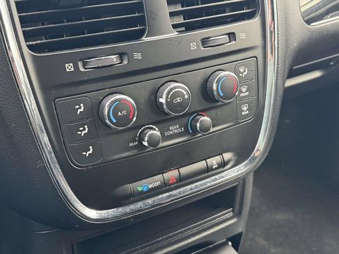 Used 2020 Dodge Grand Caravan SE FWD image 9