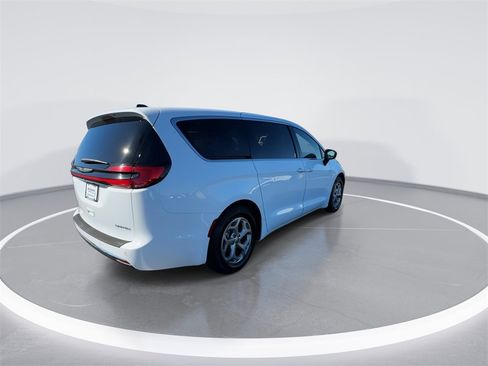 Used 2024 Chrysler Pacifica Limited image 8