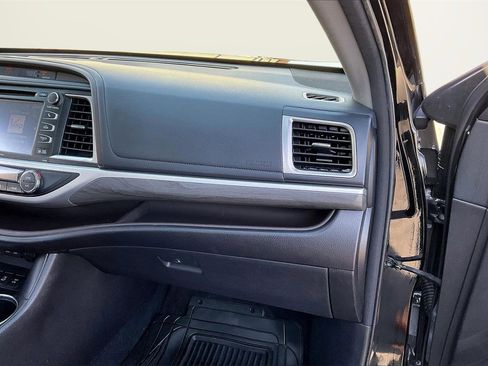 Used 2018 Toyota Highlander Limited image 22
