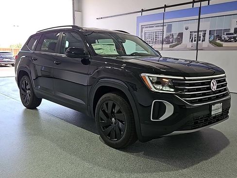 New 2026 Volkswagen Atlas SE FWD image 2
