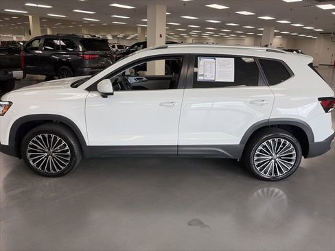 Used 2025 Volkswagen Taos SE FWD image 4