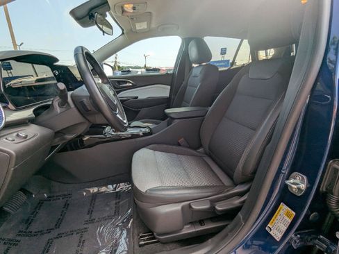Used 2024 Chevrolet Trax LT w/ LT Convenience Package FWD image 24