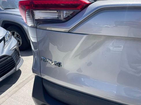 Used 2021 Toyota RAV4 LE FWD image 5