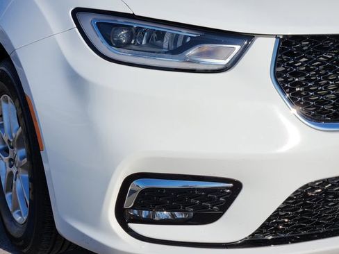 Used 2024 Chrysler Pacifica Touring-L image 9