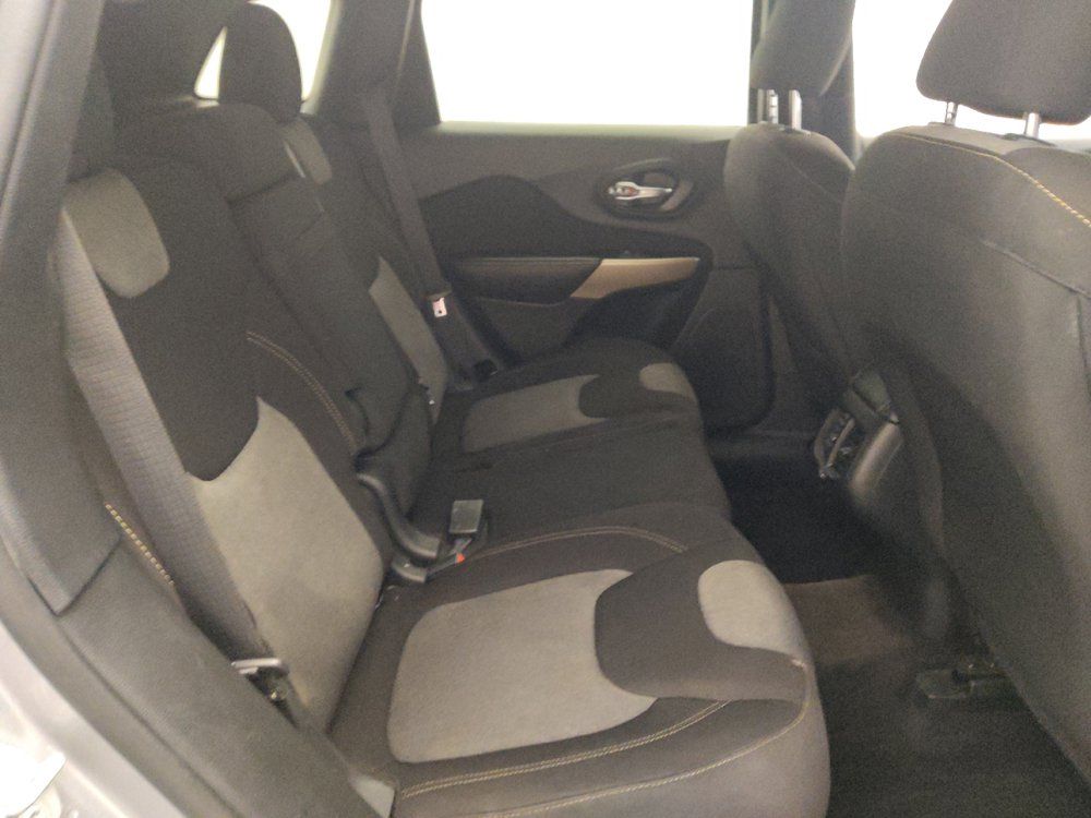 Used 2018 Jeep Cherokee Latitude w/ Altitude Package FWD image 19