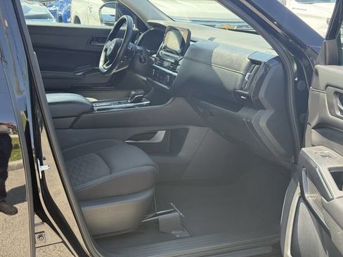 Used 2024 Nissan Pathfinder SV FWD image 16