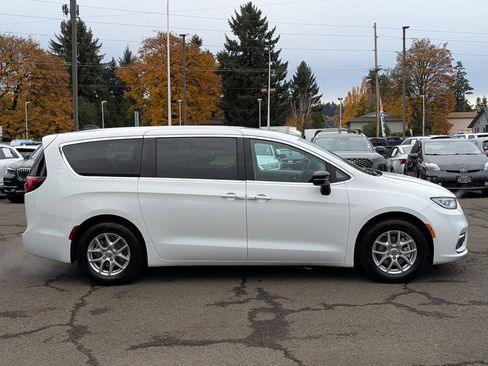 Used 2024 Chrysler Pacifica Touring-L image 6