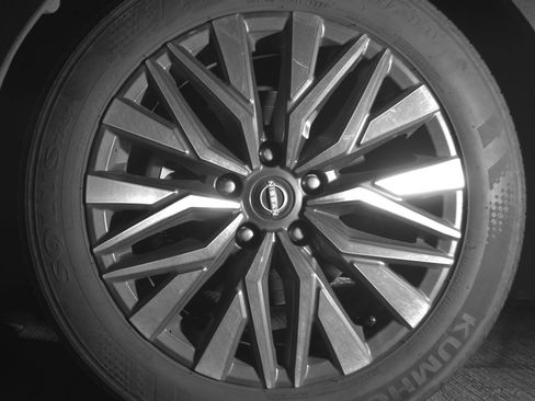 Used 2025 Nissan Altima 2.5 SV FWD image 12