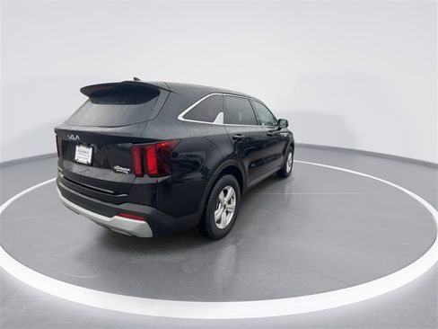 Used 2025 Kia Sorento LX image 8