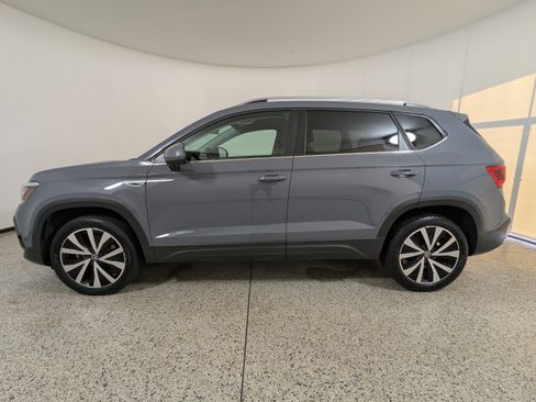 Used 2022 Volkswagen Taos SE FWD image 4