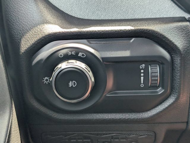Used 2025 Jeep Wrangler Sport AWD/4WD image 17