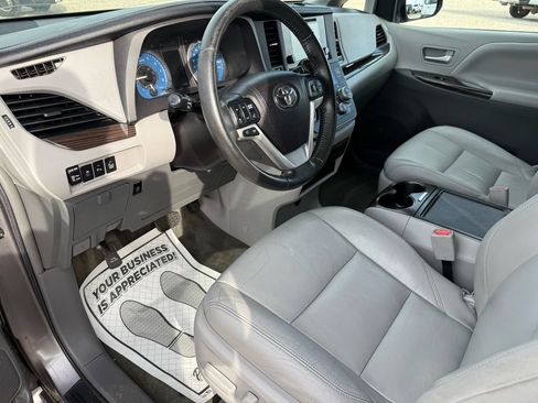 Used 2017 Toyota Sienna XLE w/ XLE Navigation Package AWD/4WD image 31