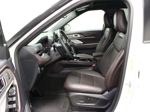 Used 2025 Ford Explorer Platinum w/ Ultimate Package AWD/4WD image 19