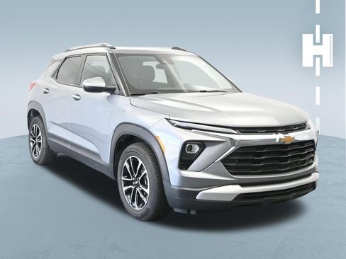 Used 2025 Chevrolet TrailBlazer LT FWD image 3
