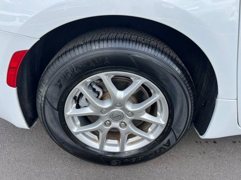 Used 2025 Chrysler Pacifica Select image 12