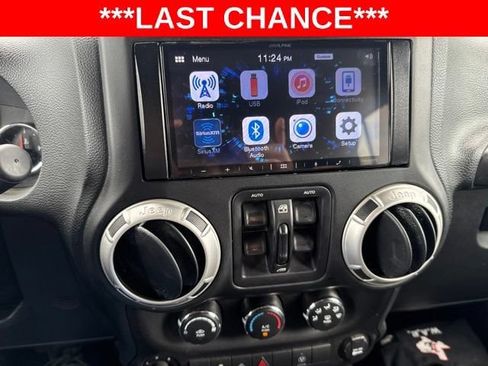 Used 2018 Jeep Wrangler Unlimited Sahara w/ Connectivity Group AWD/4WD image 8