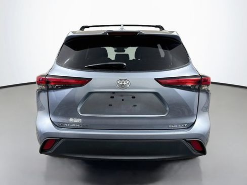 Used 2022 Toyota Highlander XLE AWD/4WD image 5
