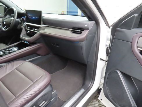 Used 2025 Ford Explorer Platinum w/ LUX Leather Package AWD/4WD image 39