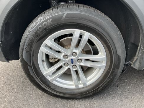 Used 2022 Ford Explorer XLT w/ Equipment Group 202A AWD/4WD image 9