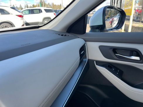 Used 2025 Nissan Rogue SV image 37