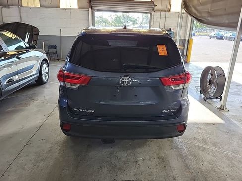 Used 2018 Toyota Highlander XLE AWD/4WD image 5