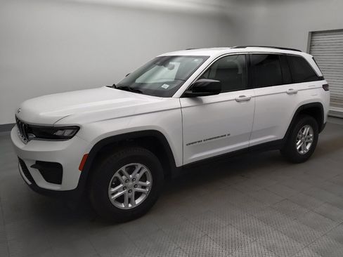 Used 2023 Jeep Grand Cherokee Laredo AWD/4WD image 2