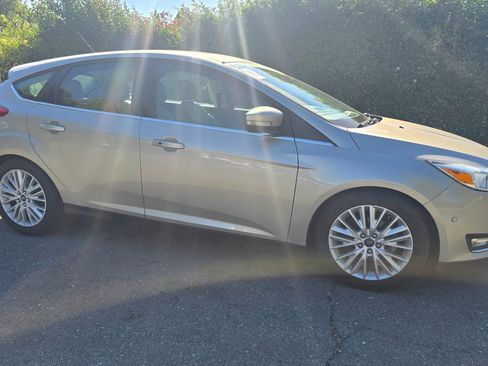 Used 2018 Ford Focus Titanium w/ Titanium Technology Package FWD image 4