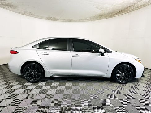 Used 2024 Toyota Corolla SE FWD image 2