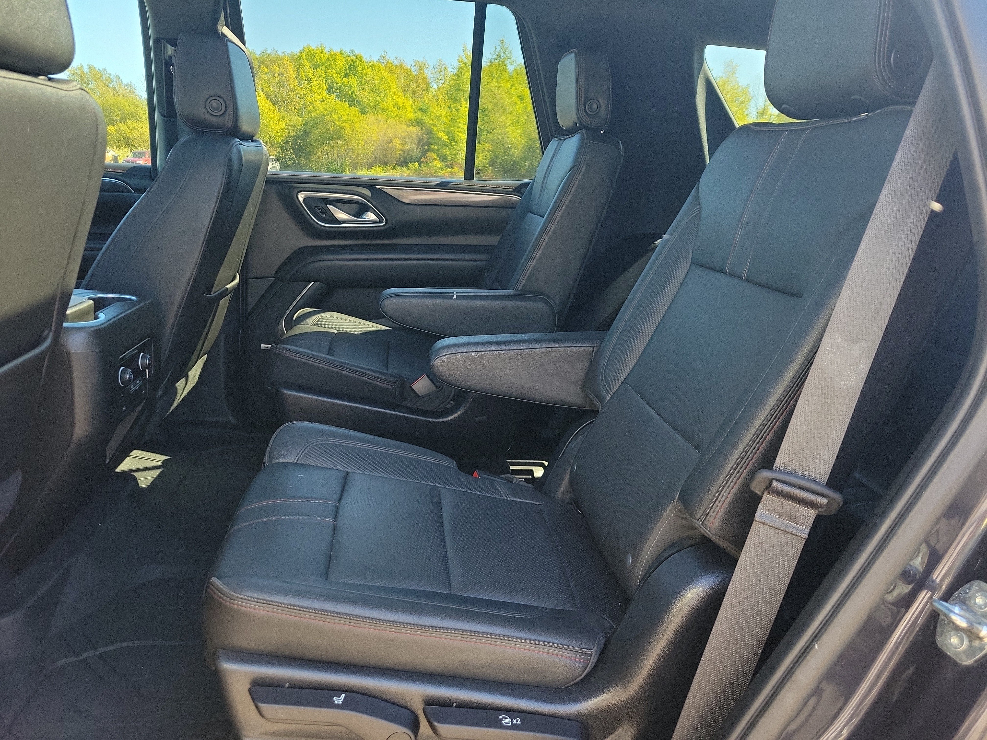 Used 2022 Chevrolet Tahoe RST w/ Luxury Package AWD/4WD image 16