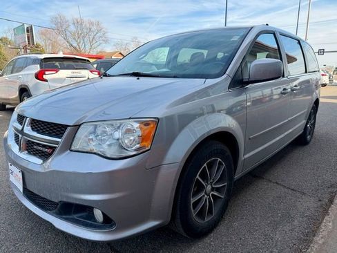 Used 2017 Dodge Grand Caravan SXT image 4