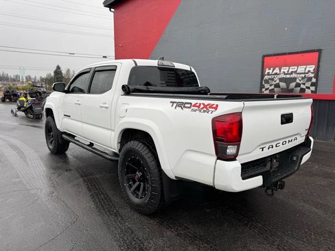 Used 2018 Toyota Tacoma TRD Sport image 12