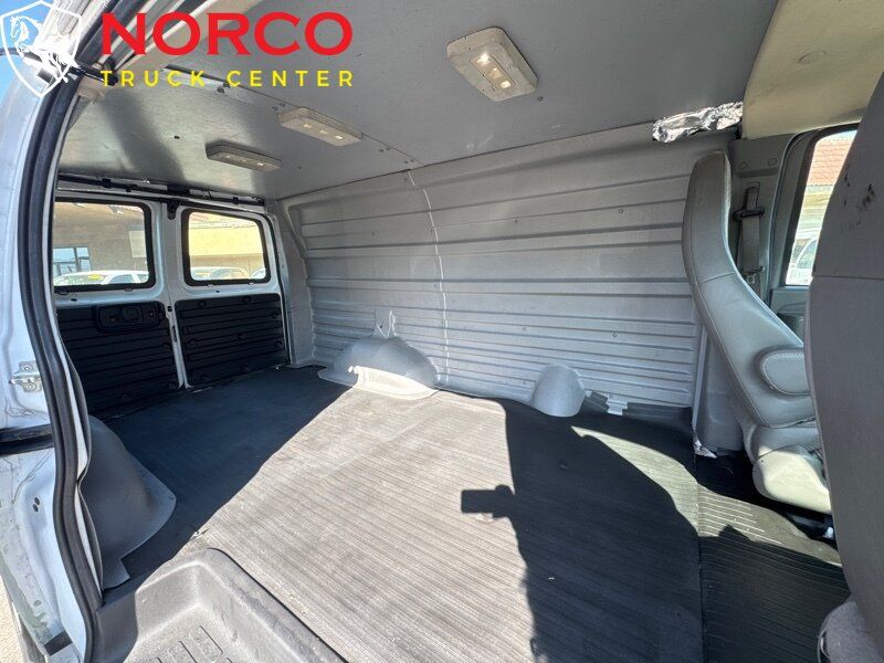 Used 2017 Chevrolet Express 2500 RWD image 3