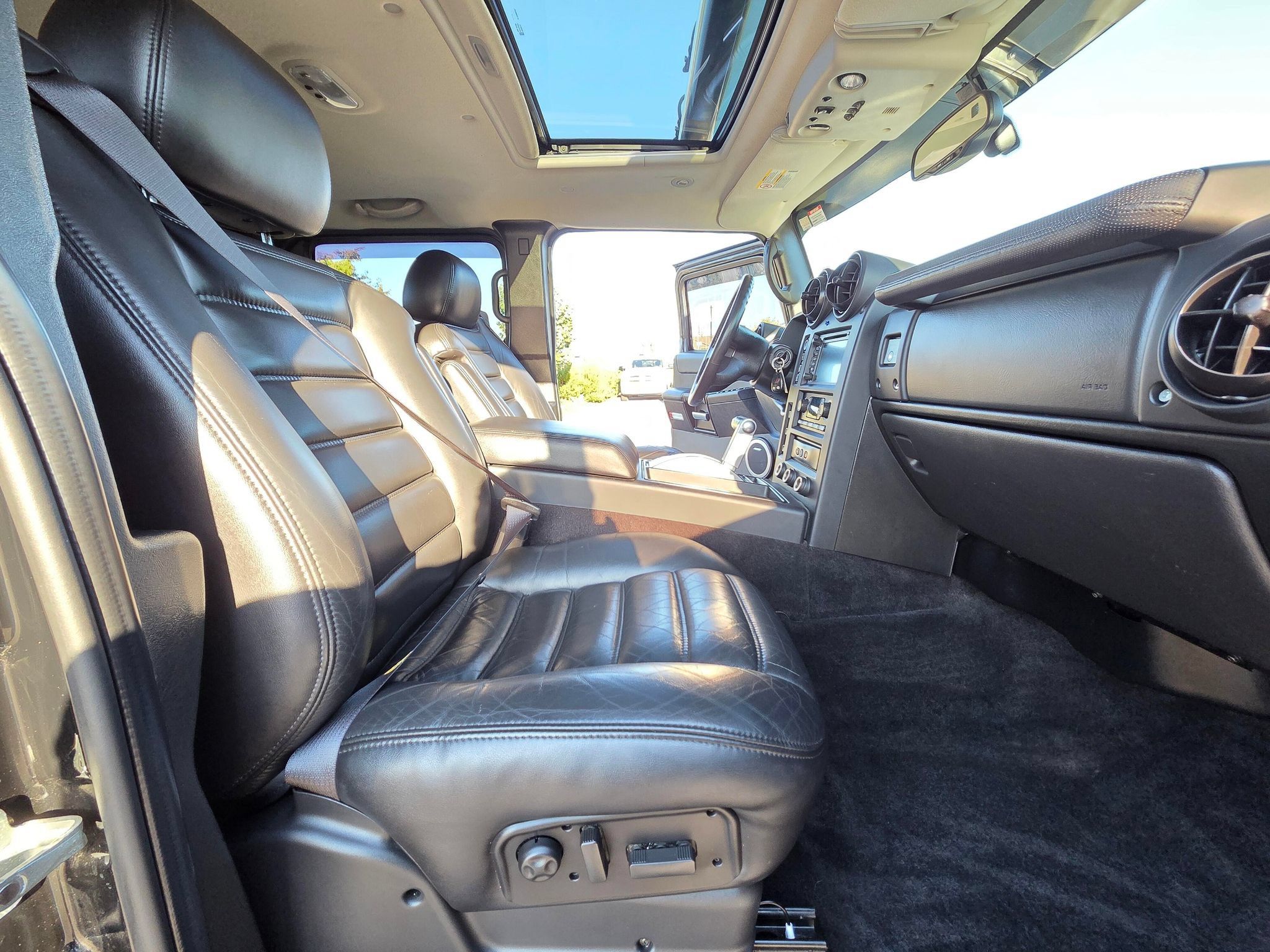 Used 2005 HUMMER H2 SUT w/ Preferred Equipment Group AWD/4WD image 28
