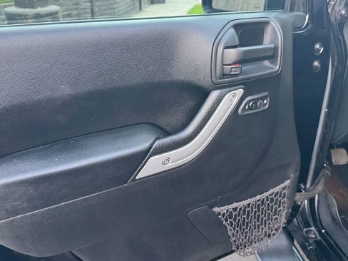 Used 2016 Jeep Wrangler Unlimited Sahara w/ Connectivity Group image 15