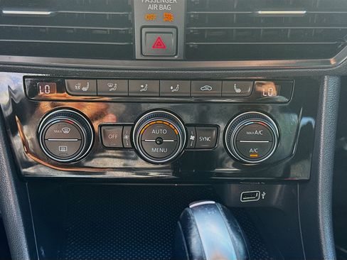 Used 2019 Volkswagen Jetta SE w/ Cold Weather Package FWD image 14