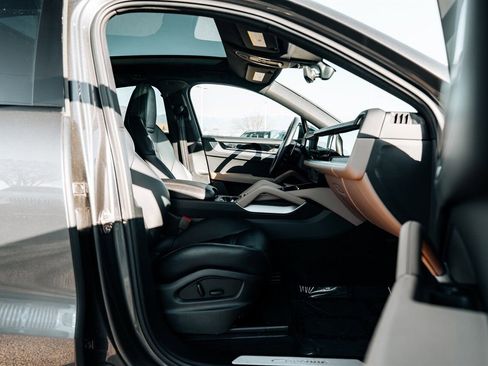 Used 2024 Porsche Cayenne Coupe image 48