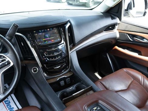 Used 2017 Cadillac Escalade Premium Luxury RWD image 21