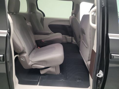 Used 2017 Chrysler Pacifica Touring FWD image 19