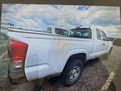 Used 2017 Toyota Tacoma SR RWD image 2