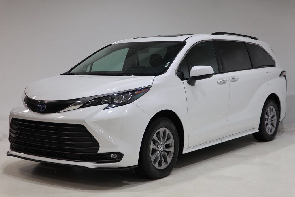 Used 2025 Toyota Sienna XLE w/ XLE Plus Package AWD/4WD image 3