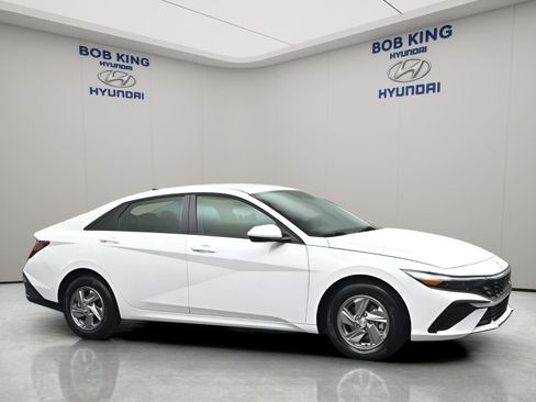New 2026 Hyundai Elantra SE FWD image 2