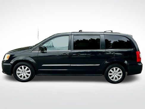 Used 2014 Chrysler Town & Country Touring image 8