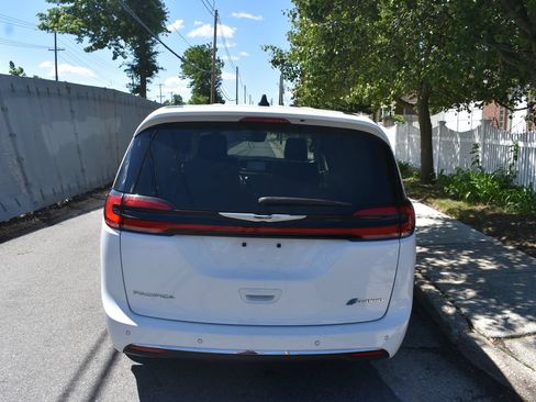Used 2024 Chrysler Pacifica Limited FWD image 6