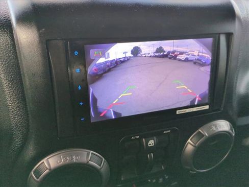 Used 2018 Jeep Wrangler Unlimited Sahara image 13