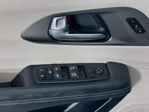 Certified 2024 Chrysler Pacifica Touring-L image 26