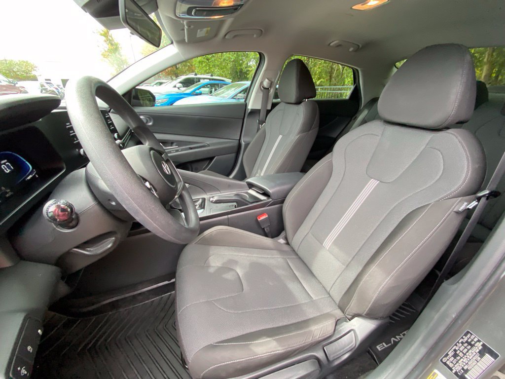 Certified 2025 Hyundai Elantra SE FWD image 23