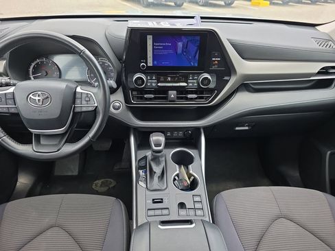 Used 2024 Toyota Highlander LE AWD/4WD image 16
