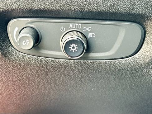 Used 2023 Chevrolet Traverse LT FWD image 10